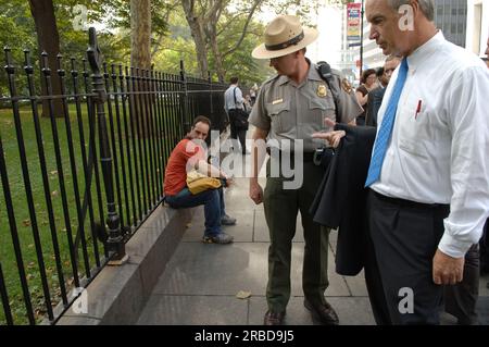 Minister Dirk Kempthorne und Helfer in New York City, New York, für die Tour, Teilnahme an der Einweihung der neuen Gedenkstätte am African Grabstätte National Monument Stockfoto