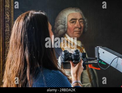 London, Großbritannien. 09. Juli 2023. Unter dem Mikroskop steht der neu entdeckte Thomas Gainsborough, Captain Frederick Cornewall, 1762, bis zum 00:01 10. Juli unter Embargo. Paul Quezada-Neiman/Alamy Live News Kredit: Paul Quezada-Neiman/Alamy Live News Stockfoto