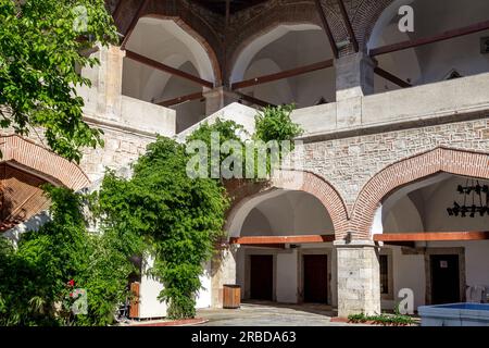 KUSADSI, TÜRKEI - 2. JUNI 2021: Dies ist der Innenhof des antiken Okuz Mehmed Pascha Caravanserai (17. Jahrhundert), derzeit ein Hotel und Souvenir Sho Stockfoto