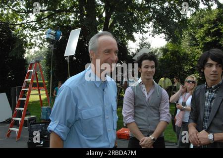 Minister Dirk Kempthorne und Helfer von Popmusikstars, den Jonas Brothers - Kevin, Joe und Nick - für die Arbeit am PSA-Video (Public Service Announcement), aufgenommen im Weißen Haus South Lawn, um die Kampagne „Get Outdoors, IT's Your“ zu fördern Stockfoto