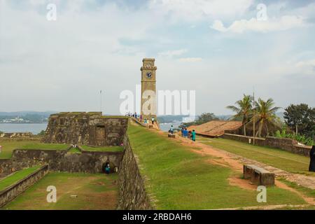 Alter Uhrenturm im Galle Dutch Fort 17. Centurys Ruine der niederländischen Burg, die zum UNESCO-Weltkulturerbe in Sri Lanka gehört Stockfoto