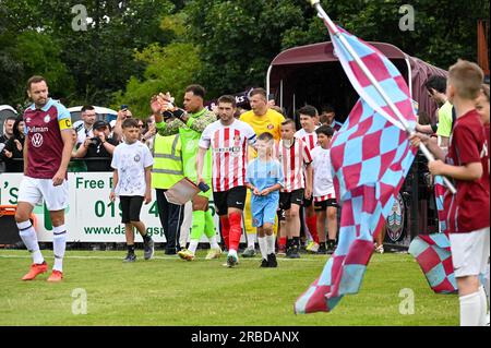 Lynden Gooch, Kapitän des Sunderland AFC, führt seine Seite auf das Spielfeld für den Vorsaison-Freund gegen den South Shields FC. Stockfoto