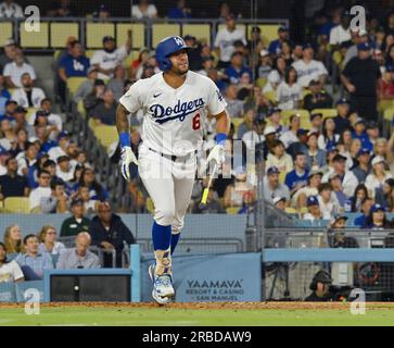 Los Angeles, Usa. 08. Juli 2023. Los Angeles Dodgers David Peralta sieht zu, wie sein Solo-Heimspiel im siebten Inning gegen die Los Angeles Angels am Samstag, den 8. Juli 2023 im Dodger Stadium in Los Angeles nach rechts läuft. Foto: Jim Ruymen/UPI Credit: UPI/Alamy Live News Stockfoto
