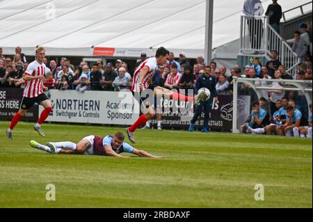 Sunderland AFC-Verteidiger Luke O'Nien kontrolliert den Ball gegen South Shields FC. Stockfoto