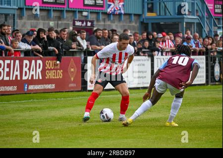 Lynden Gooch von Sunderland AFC im Kampf gegen den FC South Shields. Stockfoto