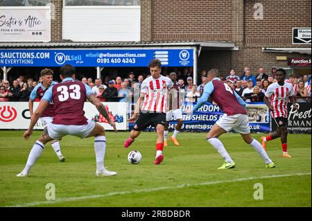 Sunderland AFC Forward Jack Clarke schießt auf das Tor des South Shields FC. Stockfoto