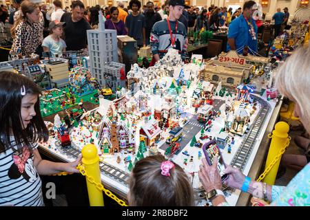 Houston, USA. 8. Juli 2023. Auf der „Brick Rodeo“-LEGO-Fanausstellung in Sugar Land, Texas, USA, am 8. Juli 2023 wird ein Stadtmodell aus LEGO-Steinen betrachtet. Kredit: Chen Chen/Xinhua/Alamy Live News Stockfoto