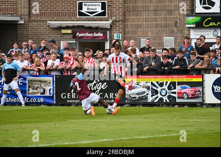 John Lufudu vom FC South Shields bekämpft Sunderland AFC Forward Jack Clarke. Stockfoto