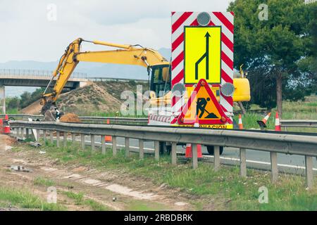 Bau einer Straße und Verkehrsknotenpunkte für den Bau. Der Bulldozer bereitet den Boden für den Bau der Straße vor. Hochwertiges Foto Stockfoto