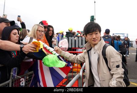 Yuki Tsunoda von AlphaTauri kommt vor dem Großen Preis 2023 in Silverstone, Towcester. Foto: Sonntag, 9. Juli 2023. Stockfoto