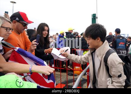 Yuki Tsunoda von AlphaTauri kommt vor dem Großen Preis 2023 in Silverstone, Towcester. Foto: Sonntag, 9. Juli 2023. Stockfoto