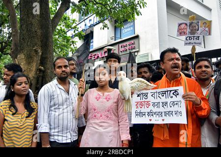 Kalkutta, Indien. 08. Juli 2023. Unterstützer des Slogan von BJYM (Bharatiya Janata Yuva Morcha) während der Aufregung gegen Chappa Vote, der das Wahlrecht gewöhnlicher Menschen nicht zulässt, der Stimmenplünderung und der Gewalt bei der Westbengalischen Panchayat-Wahl 2023 in Westbengalen. (Foto: Suraranjan Nandi/Pacific Press) Kredit: Pacific Press Media Production Corp./Alamy Live News Stockfoto