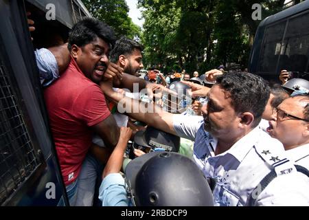 Kalkutta, Indien. 08. Juli 2023. Anhänger von Bharatiya Janata Yuva Morcha wurden von der Polizei von Kalkutta festgenommen, als sie Chappa Vote aufregten, gewöhnlichen Menschen das Wahlrecht verwehrten, Stimmen plünderten und Gewalt bei der Westbengalischen Panchayat-Wahl 2023 verübten. (Foto: Suraranjan Nandi/Pacific Press) Kredit: Pacific Press Media Production Corp./Alamy Live News Stockfoto