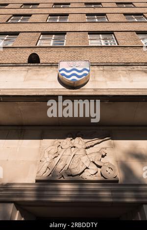 Ein geschnitztes Relief von Gilbert Bayes im ehemaligen Hauptquartier der Londoner Feuerwehr, Lambeth Feuerwache, Albert Embankment, Lambeth, London, GROSSBRITANNIEN Stockfoto