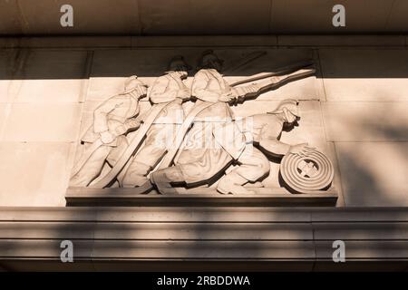 Ein geschnitztes Relief von Gilbert Bayes im ehemaligen Hauptquartier der Londoner Feuerwehr, Lambeth Feuerwache, Albert Embankment, Lambeth, London, GROSSBRITANNIEN Stockfoto