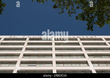 Die Fassade des St. Thomas' Hospital South Wing Building and Lettering, Lambeth, London, England, Großbritannien Stockfoto