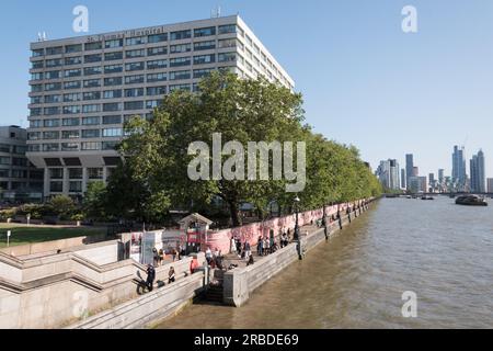 St. Thomas' Hospital am Ufer der Themse und der National Covid Memorial Wall, London, Lambeth, England, Großbritannien. Stockfoto