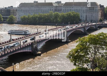 Verkehr in Richtung Süden über die Lambeth Bridge mit Thames House, MI5 Hauptquartier auf Millbank im Hintergrund, London, England, Großbritannien Stockfoto