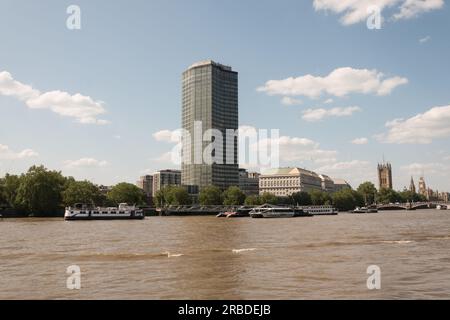 Millbank Tower, ursprünglich als Vickers Tower bekannt, ist ein 118 Meter hoher Wolkenkratzer der Kategorie II in Westminster, London, England, Großbritannien Stockfoto