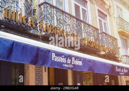 Pastéis de Belém in Belém, Lissabon, Portugal. Berühmtes Fábrica de Pastéis de Belém, Konditorei Belém. Stockfoto