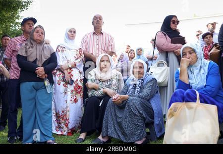 Eine Frau weint neben einem Lastwagen, der 30 Särge neu identifizierter Opfer des Srebrenica-Massakers von 1995 vor dem Friedhof von Visoko in der Nähe von Sarajevo, Bosnien und Herzegowina am 9. Juli 2023 transportierte. Die Leichen der 30 kürzlich identifizierten Opfer des Massakers von Srebrenica werden zum Gedenkzentrum in Potocari transportiert, wo sie am 11. Juli, dem Jahrestag des Massakers, begraben werden, als bosnische serbische Streitkräfte 8.000 muslimische Männer und Jungen abschlachteten und sie in Massengräbern begruben Foto: Armin Durgut/PIXSELL Stockfoto