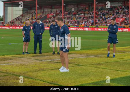 RFL-Beamte inspizieren das Spielfeld nach 2 Live-Konzerten im Vorfeld des Spiels der Betfred Super League Runde 18 zwischen Hull KR und Hull FC im Sewell Group Craven Park, Kingston upon Hull, Großbritannien, 9. Juli 2023 (Foto: Craig Cresswell/News Images) Stockfoto