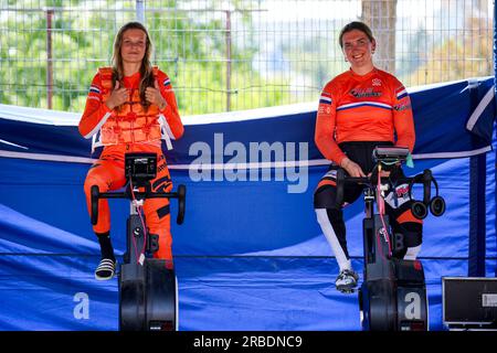 Besancon, Frankreich. 08. Juli 2023. BESANCON, FRANKREICH - JULI 8: Michelle Wissing (Niederlande) und Merel Smulders (Niederlande) wärmen sich am 2. Tag der UEC-BMX-Europameisterschaft 2023 auf der Complexe sportif du Rosemont am 8. Juli 2023 in Besancon (Foto von Rene Nijhuis/BSR-Agentur) auf. Kredit: BSR Agency/Alamy Live News Stockfoto