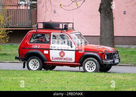 OSTRAVA, TSCHECHISCHE REPUBLIK - 13. APRIL 2023: Lada Niva Zjarrfikese Russisches Auto der Feuerwehr, ursprünglich aus Albany oder Nordmazedonien Stockfoto