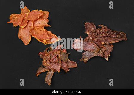 Draufsicht auf verschiedene Arten von scharfem Jerky-Fleisch Stockfoto