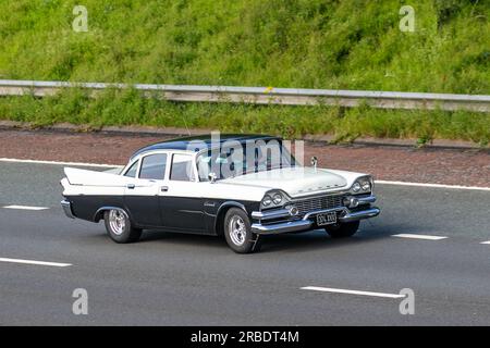 1958 50s Fifties Black White Dodge (usa) Limousine; Fahrt mit hoher Geschwindigkeit auf der Autobahn M6 im Großraum Manchester, Großbritannien Stockfoto
