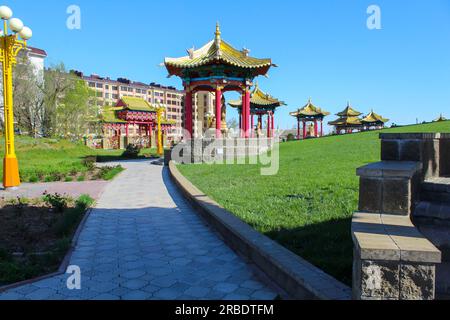 Auf dem Gebiet des buddhistischen Tempels Goldener Wohnsitz von Buddha Shakyamuni. Elista, Republik Kalmykien, Russland. Blauer Himmel mit Kopierbereich Stockfoto