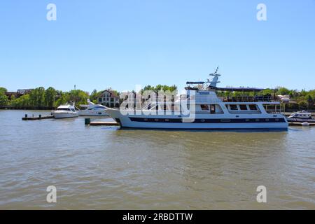 Parken Sie am linken Ufer des Don River. Rostov auf Don. Russland mit Booten, blauer Himmel, Kopierraum Stockfoto