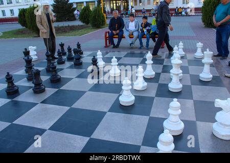 Elista, Kalmykia, Russland - 6. März 2018: Großes Schach in der Halle des Schachpalastes in der Stadt des Schachs, redaktionelles Bild Stockfoto