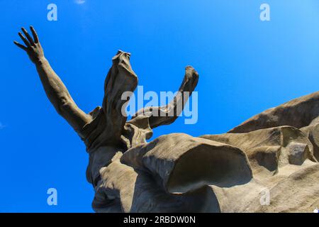 Wolgograd, Russland - 20. August 2018: Das Mutterland ruft, eine kolossale Statue auf Mamajew Kurgan, die der Schlacht von Stalingrad gewidmet ist. Nahaufnahme von Bott Stockfoto