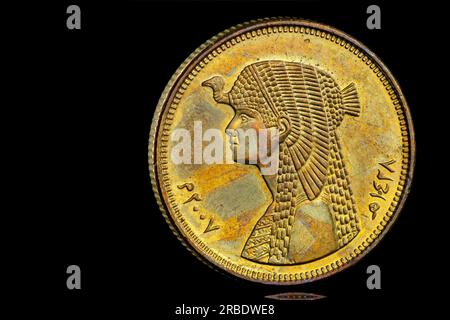 Ägyptische 50-Piastres-Münze mit Kleopatra, der Königin von Ägypten, auf der Oberseite. Stockfoto