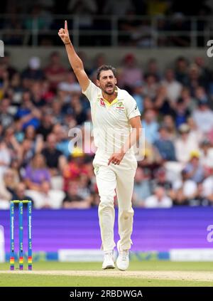 Australiens Mitchell Starc feiert den vierten Tag des dritten Testspiels der LV= Insurance Ashes Series in Headingley, Leeds, als englischer Moeen Ali im Wicket. Foto: Sonntag, 9. Juli 2023. Stockfoto