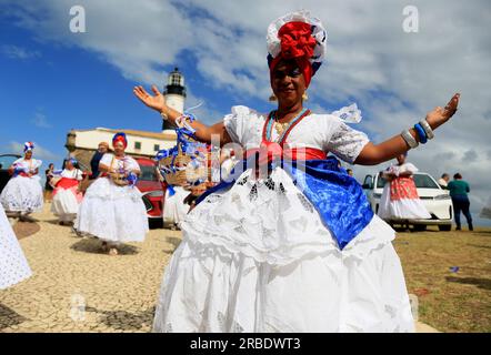 salvador, bahia, brasilien - 4. juli 2023: baianas nehmen den Empfang in Farol da Barra während der Werkseinführung des chinesischen Automobilherstellers BYD auf Stockfoto