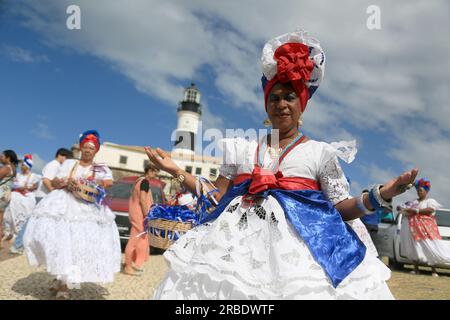 salvador, bahia, brasilien - 4. juli 2023: baianas nehmen den Empfang in Farol da Barra während der Werkseinführung des chinesischen Automobilherstellers BYD auf Stockfoto
