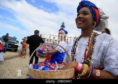salvador, bahia, brasilien - 4. juli 2023: baianas nehmen den Empfang in Farol da Barra während der Werkseinführung des chinesischen Automobilherstellers BYD auf Stockfoto