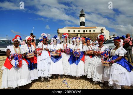 salvador, bahia, brasilien - 4. juli 2023: baianas nehmen den Empfang in Farol da Barra während der Werkseinführung des chinesischen Automobilherstellers BYD auf Stockfoto