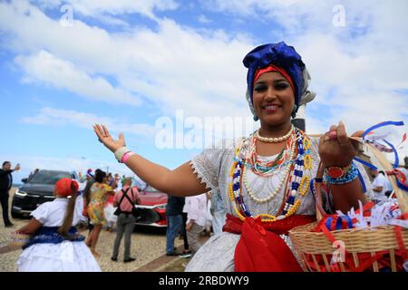 salvador, bahia, brasilien - 4. juli 2023: baianas nehmen den Empfang in Farol da Barra während der Werkseinführung des chinesischen Automobilherstellers BYD auf Stockfoto