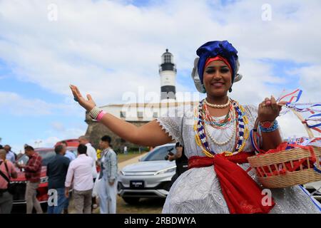 salvador, bahia, brasilien - 4. juli 2023: baianas nehmen den Empfang in Farol da Barra während der Werkseinführung des chinesischen Automobilherstellers BYD auf Stockfoto