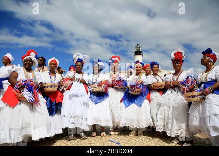 salvador, bahia, brasilien - 4. juli 2023: baianas nehmen den Empfang in Farol da Barra während der Werkseinführung des chinesischen Automobilherstellers BYD auf Stockfoto