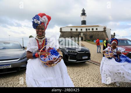 salvador, bahia, brasilien - 4. juli 2023: baianas nehmen den Empfang in Farol da Barra während der Werkseinführung des chinesischen Automobilherstellers BYD auf Stockfoto
