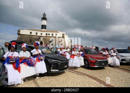 salvador, bahia, brasilien - 4. juli 2023: baianas nehmen den Empfang in Farol da Barra während der Werkseinführung des chinesischen Automobilherstellers BYD auf Stockfoto