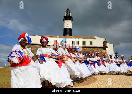 salvador, bahia, brasilien - 4. juli 2023: baianas nehmen den Empfang in Farol da Barra während der Werkseinführung des chinesischen Automobilherstellers BYD auf Stockfoto