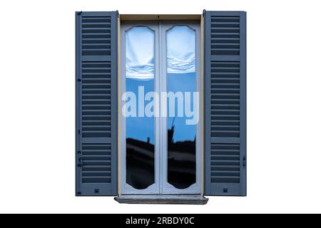 Traditionelle graue Fenster mit blauen Fensterläden, italien, isoliert, weißer Hintergrund Stockfoto