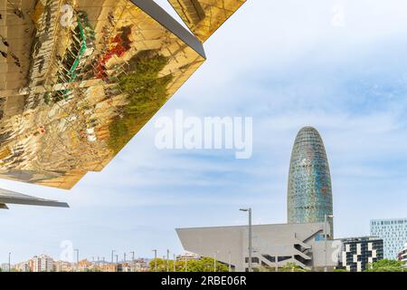 Torre Glories oder Torre Agbar vom Mercat dels Encants in Barcelona, Katalonien, Spanien. Stockfoto