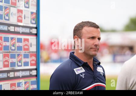 Hull, UK. 9. Juli 2023. Hull KR gegen Hull FC. Willie Peters, Cheftrainer von Hull KR, wird vor dem Spiel von Sky Sports interviewt. Kredit: Paul Whitehurst/Alamy Live News Stockfoto