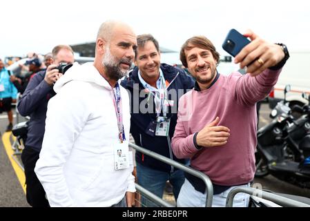 Silverstone, Großbritannien. 09. Juli 2023. PEP Guardiola (ESP) Manchester City Football Manager mit Fans. Formel-1-Weltmeisterschaft, Rd 11, Britischer Grand Prix, Sonntag, 9. Juli 2023. Silverstone, England. Kredit: James Moy/Alamy Live News Kredit: James Moy/Alamy Live News Stockfoto